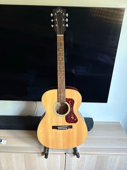 Guild OM-240E Westerly (2023) – Nyskick med gigbag & skyddsplast kvar