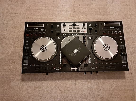 Numark NS6 DJ-controller svart