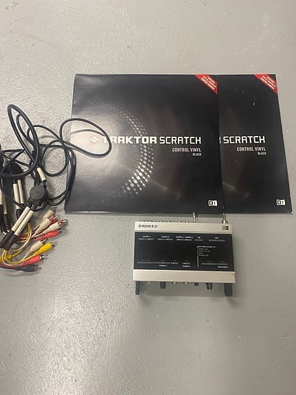Native Instruments Traktor Scratch DJ-kit med interface och control vinyl