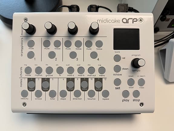 MIDICAKE ARP White – 4-spårs MIDI-arpeggiator/sequencer