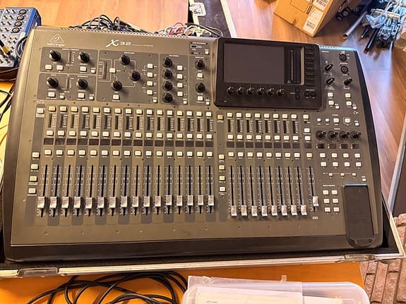 Behringer X32 digitalmixer med flight case
