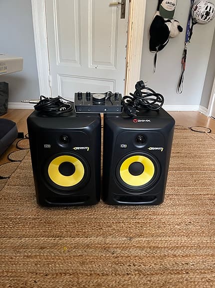 KRK KROKIT 8 studiomonitorer svarta med gula element