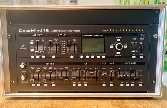 Behringer DeepMind 12D analog polysynth i exklusivt trärack