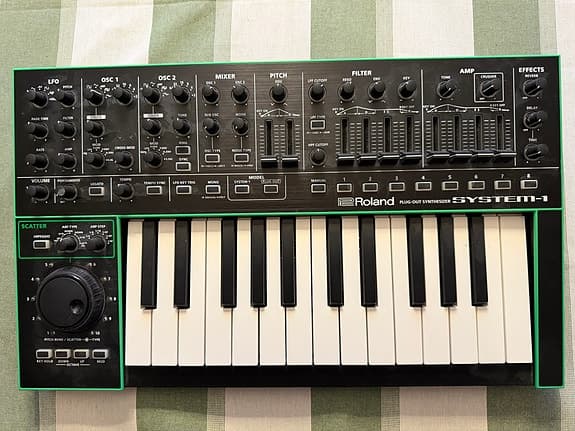 Synthesizer Roland system-1