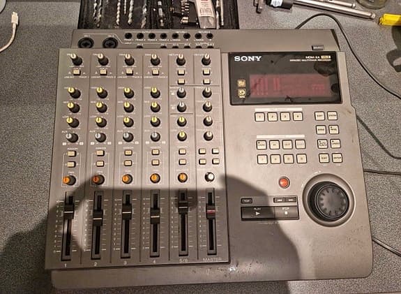 Sony digital inspelningsstudio med mixer