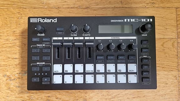 Roland MC-101 groovebox / sequencer