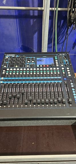 Allen & Heath Qu-16 + Thon flightcase