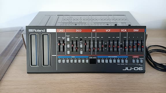 Roland JU-06 Juno med Decksaver