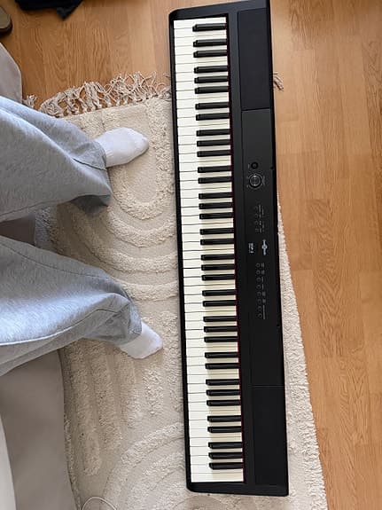 Elektriskt piano - svart