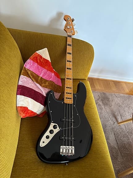 Vänsterhänt Squier Classic Vibe Jazz Bass elbas svart