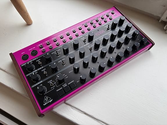 Behringer Edge semi-modulär synthesizer rosa
