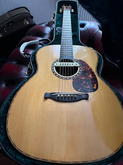 Akustisk gitarr med inbyggd mikrofon