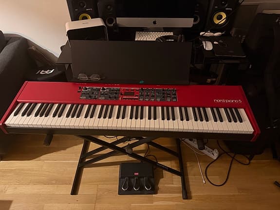 Nord Piano 5 (88tangenter) i nyskick – Komplett paket med rullväska & stativ