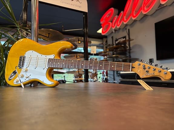 Fenix Stratocaster by Young Chang