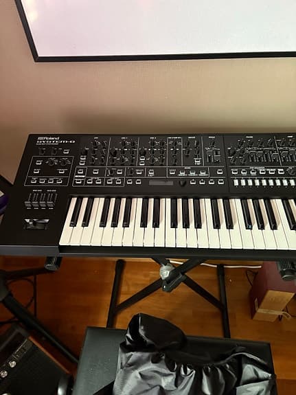 Roland System-8 synthesizer keyboard svart