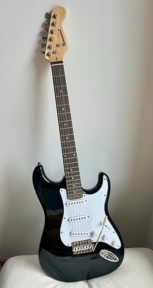 Burswood Elgitarr svart stratocaster-modell. Helt ny
