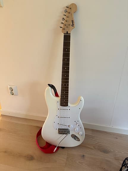 Squier Stratocaster Vit Elgitarr med förstärkare och lurar