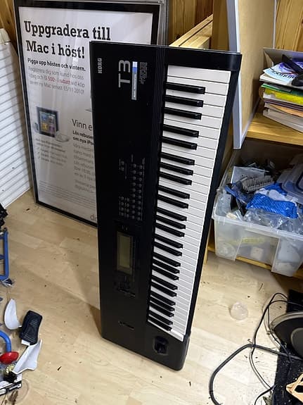 Korg T3 synthesizer keyboard svart
