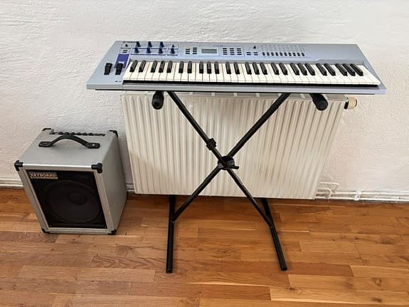 Yamaha CS2X synthesizer med X-stativ och Roland förstärkare