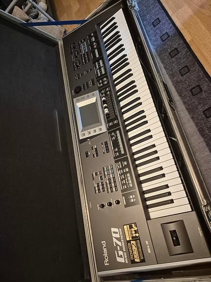 Roland G-70 music workstation keyboard