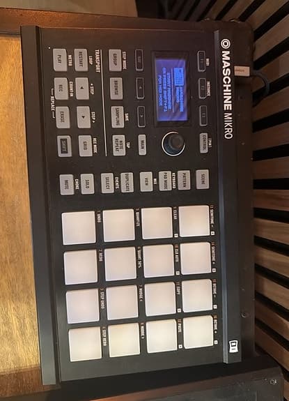 Native Instruments Maschine Mikro MIDI-kontroller/groovebox