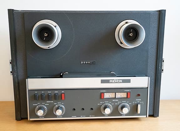 Revox A77 - 2-spårs rullbandspelare i väska med högtalare