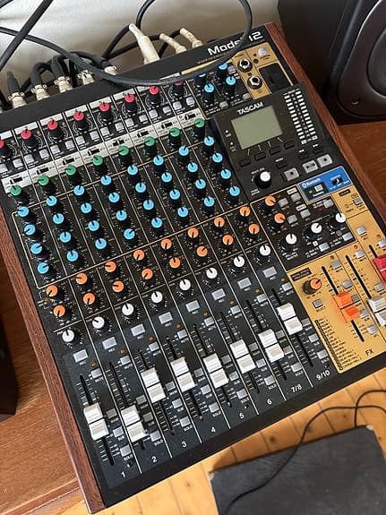 Tascam Model 12 mixer inspelningsbord