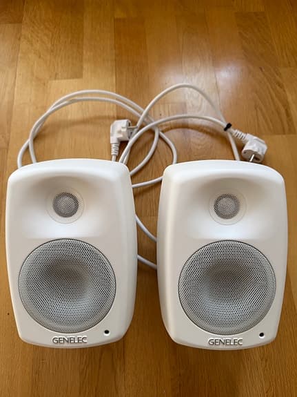 Genelec 4020C – vitt par inkl. väggfästen och kablage