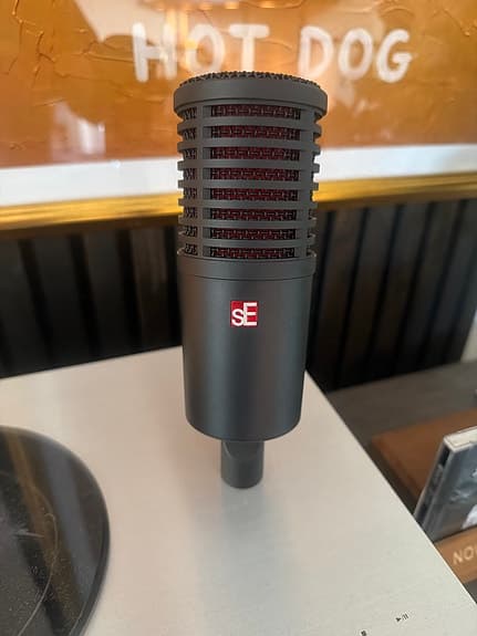 sE Electronics DynaCaster dynamisk mikrofon svart