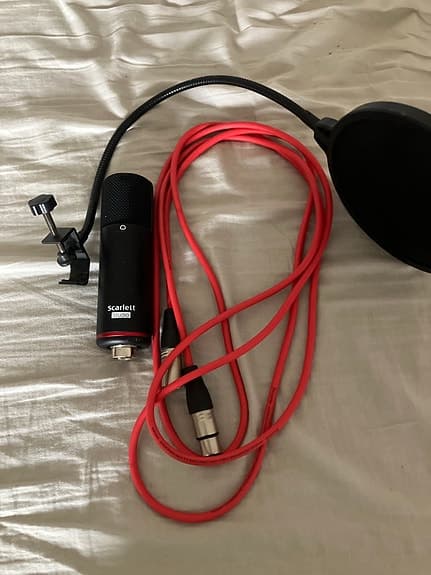 Focusrite Scarlett Studio kondensatormikrofon med XLR-kabel och popfilter