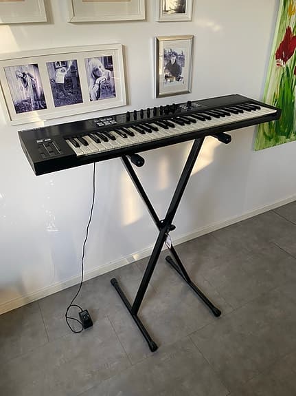 Native Instruments Komplete Kontrol S61 MIDI-keyboard svart