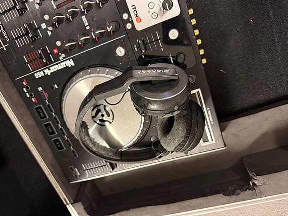 Numark NS6 DJ-controller med flightcase