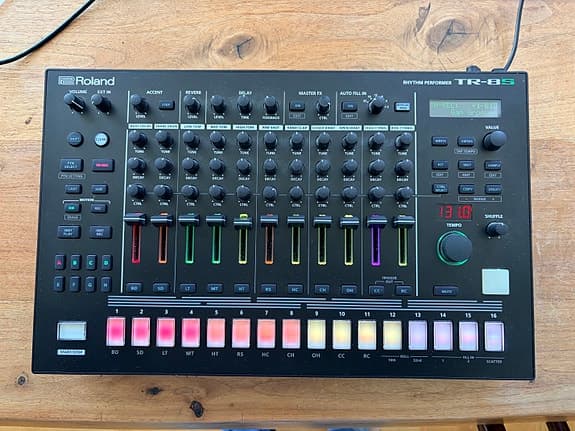 Roland TR-8S Rhythm Performer trummaskin svart
