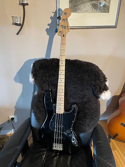 Squier Jazz Bass elbas svart