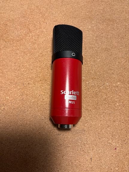 Focusrite Scarlett Studio CM25 mikrofon röd