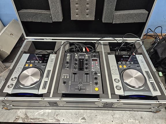 Retro Pioneer CDJ-200 DJ-spelare med DJM-400 mixer i flightcase