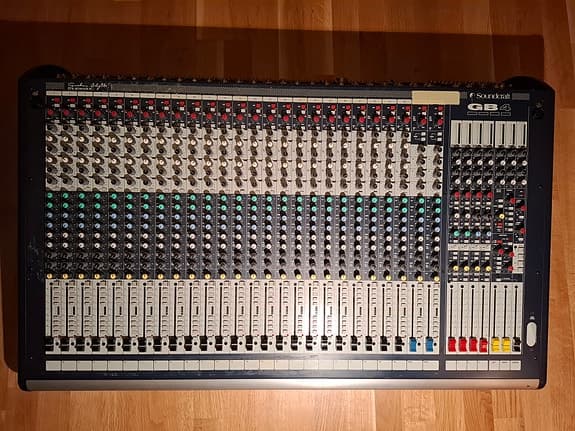 Soundcraft GB4 mixerbord 24-kanaler med hardcase