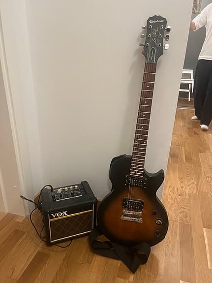 Exchange Epiphone elgitarr sunburst med Vox förstärkare for an acoustic guitar