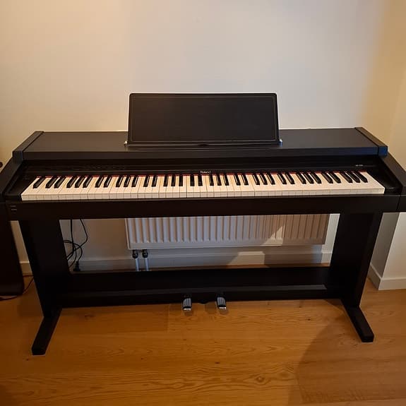 Roland HP 1700 digitalpiano svart