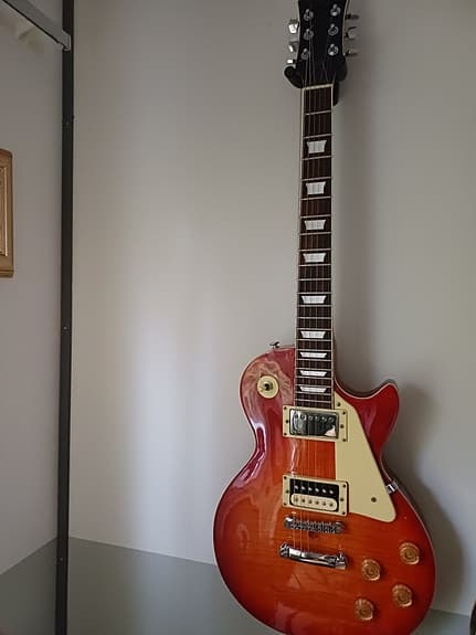 En 80 tals Les Paul under namnet Gardisten instrument byggd i Europa.1500 kr