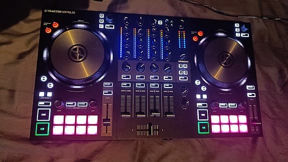 Native Instruments S3 - DJ controller