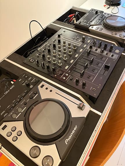Pioneer DJM-700 mixer, CDJ-400 DJ-spelare och flightcase