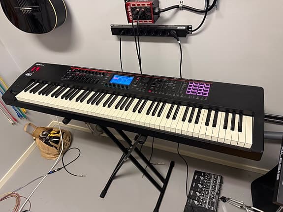 Roland FA-08 synth/workstation 88 tangenter svart
