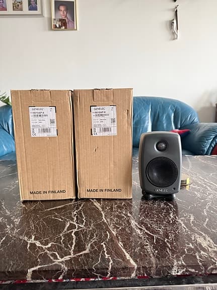 Genelec 8010A aktiva högtalare grå