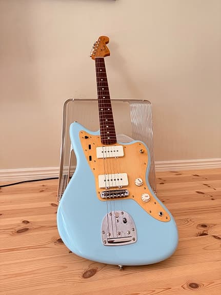 Fender Jazzmaster elgitarr Vintera II Sonic blue med anodized pickguard
