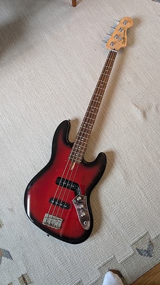 Squier Jazz Bass elbas röd sunburst
