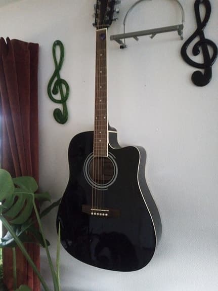 Svart akustisk western-gitarr cutaway