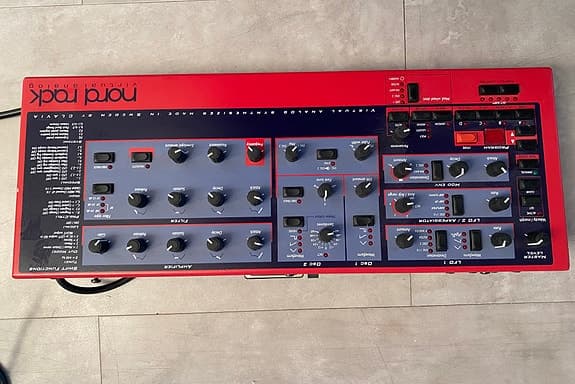 Clavia Nord Lead Rack synthesizer röd