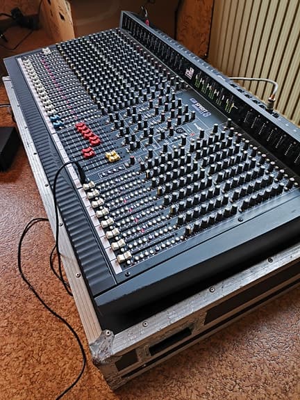 Soundcraft Spirit 8/24 analogt mixerbord inkl. flightcase