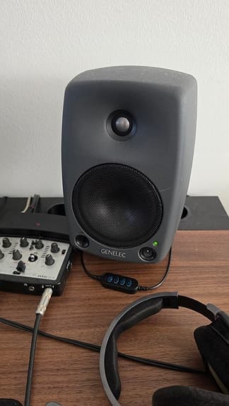 Genelec 8030A aktiva studiomonitorer grå